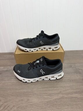 Use men’s On Cloud X 4 in the Shadow Apollo color size 10.5